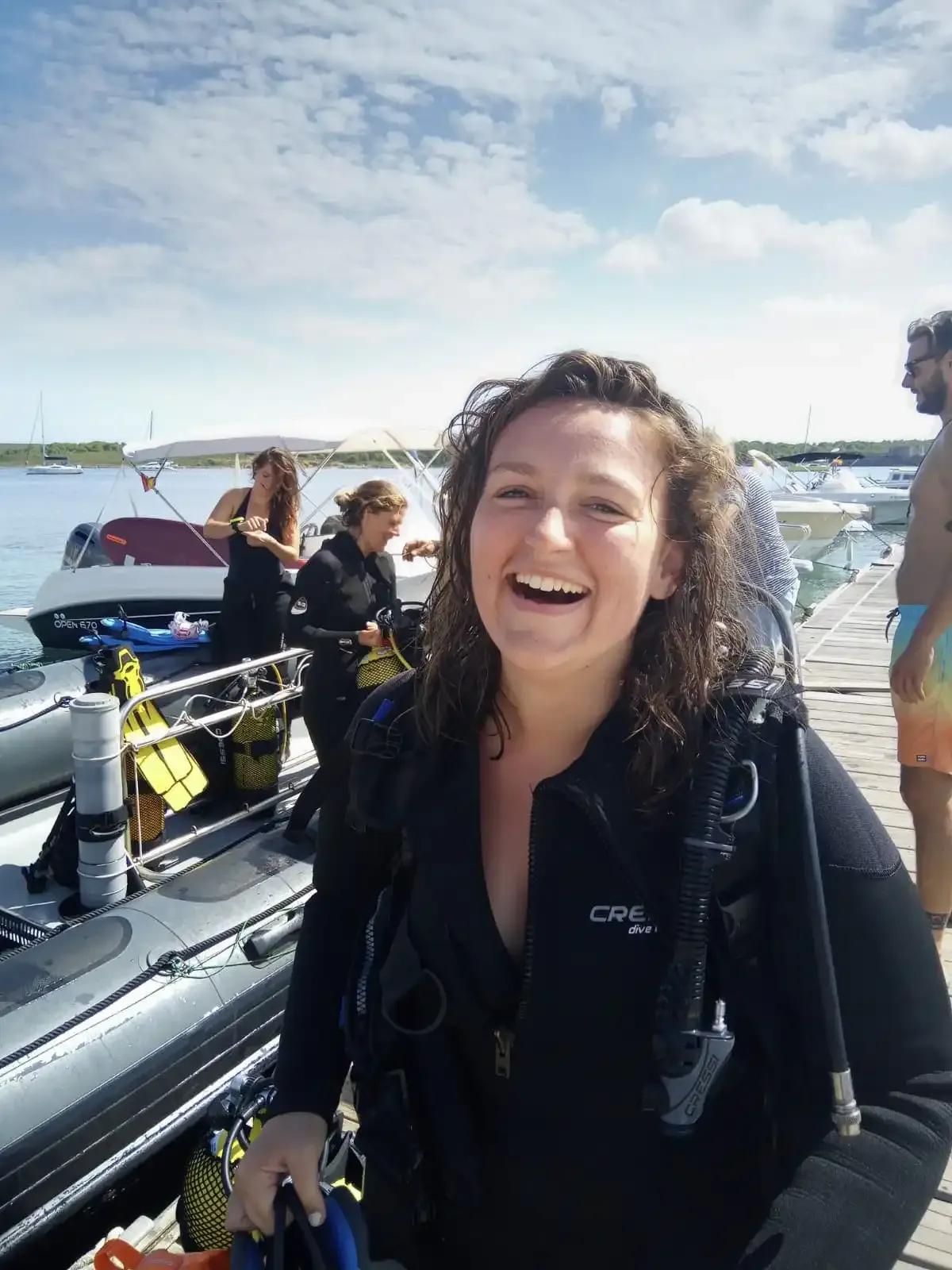 Cliente heureuse sortant du bateau - © Dune