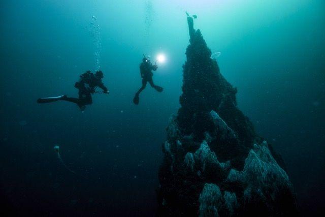 Deux plongeurs terminent leur plongée profonde et remonte lentement - © Dune