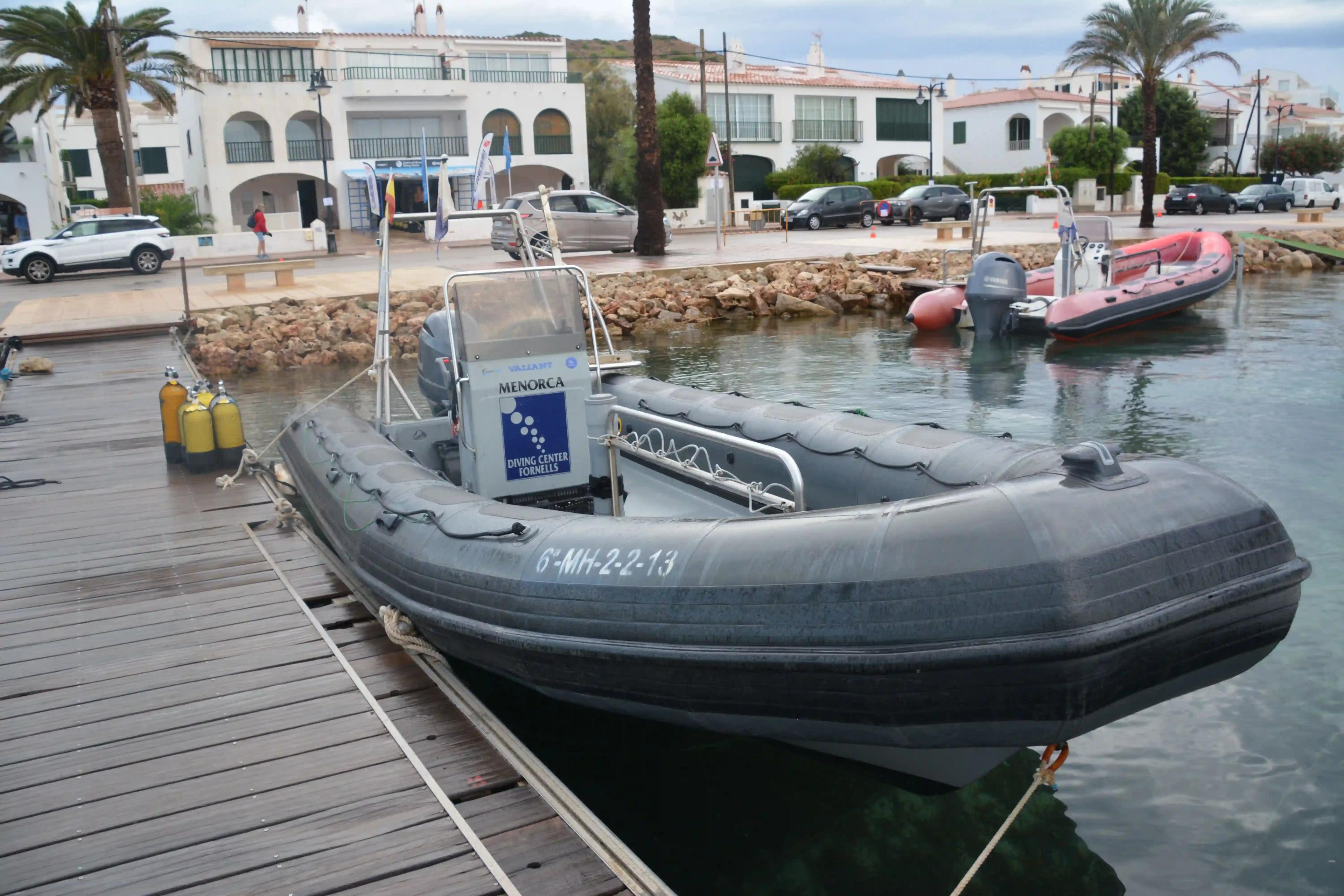 Bateau gris qui se nomme Calamardo en référence à Bob l'éponge