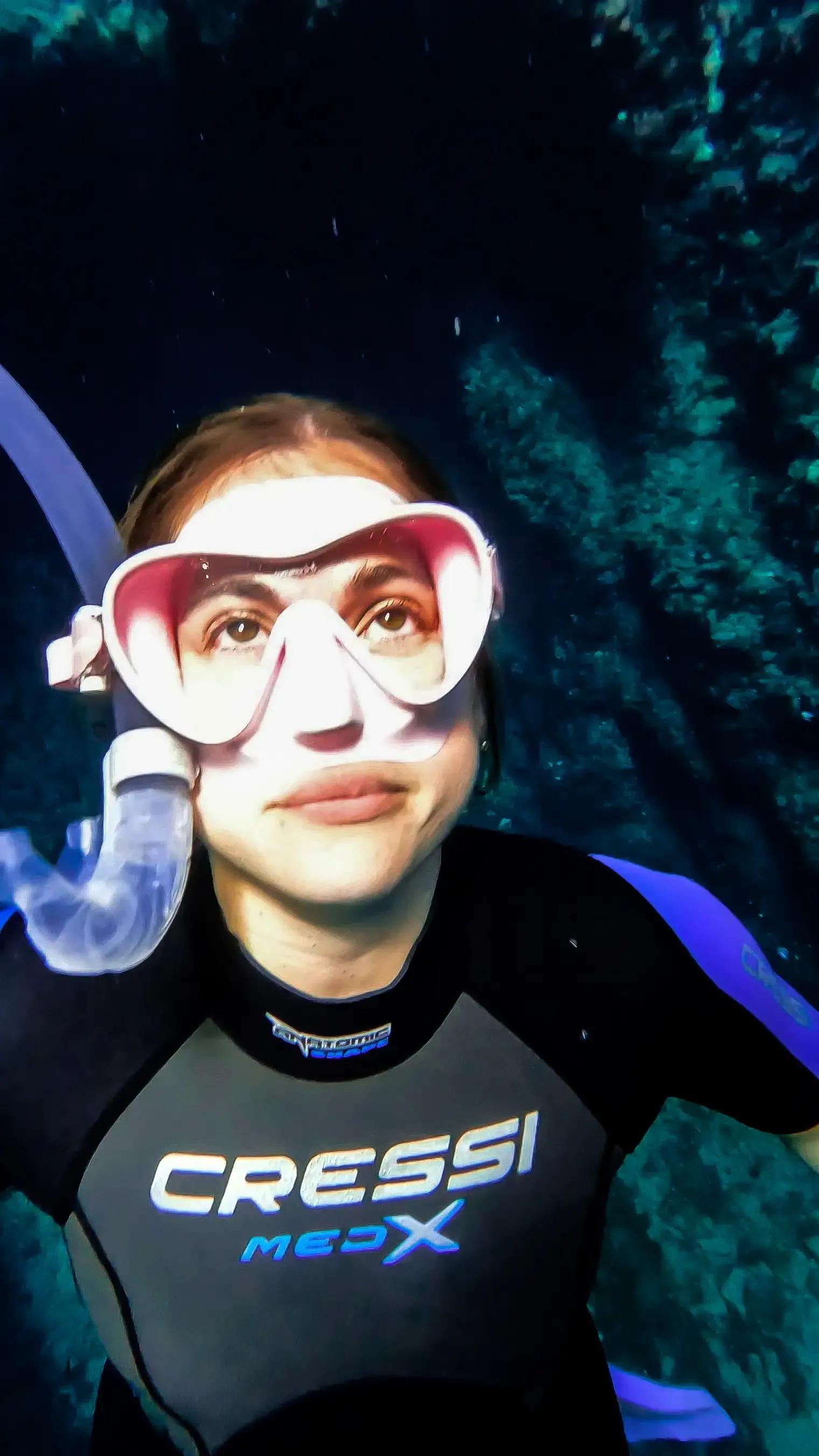Young girl in freediving looking at the surface - © Dune