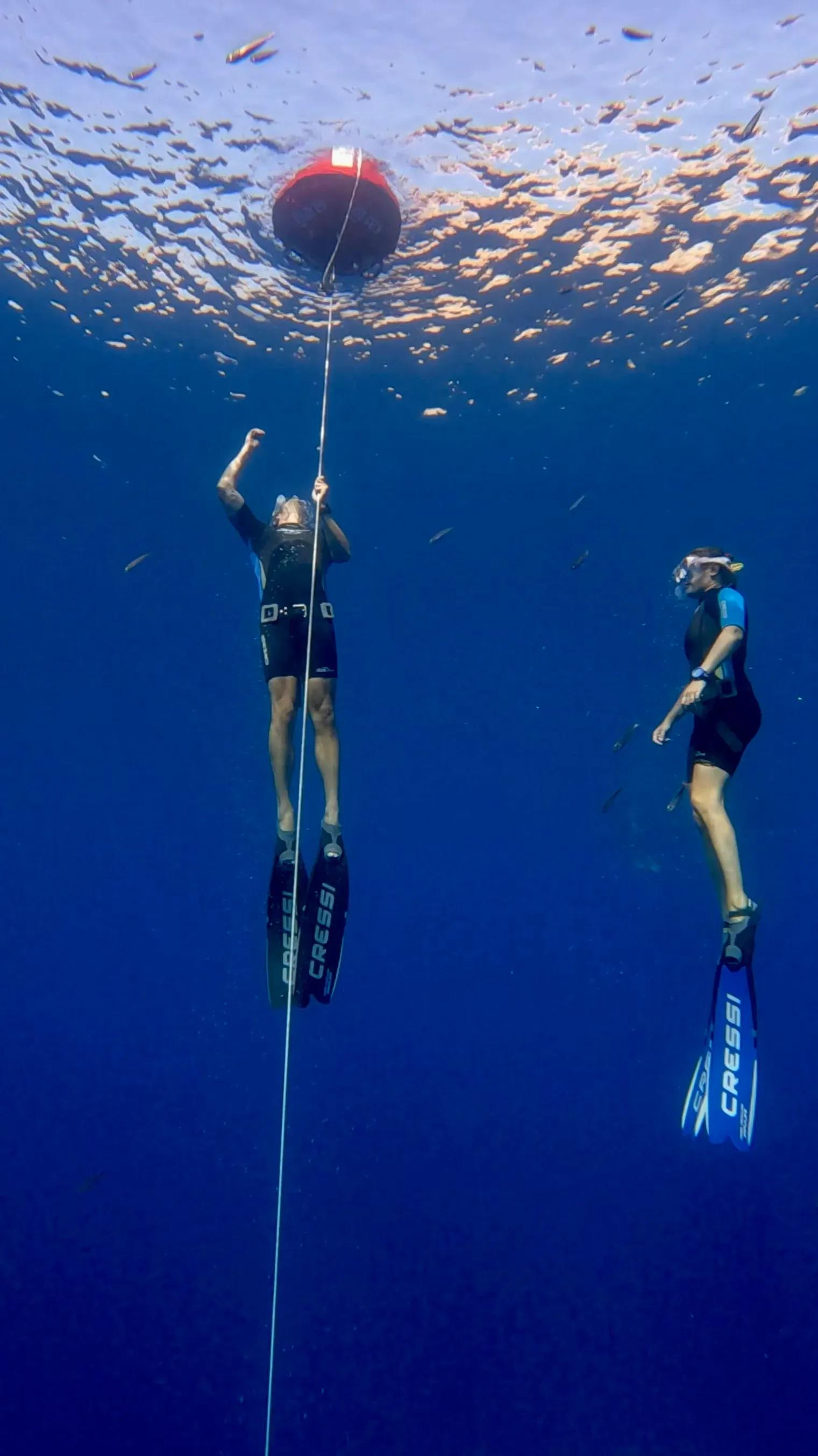 Deux freedivers à la ligne de la bouée - © Dune