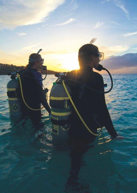 Deux plongeurs Nitrox prêts à entrer dans l'eau - © Padi