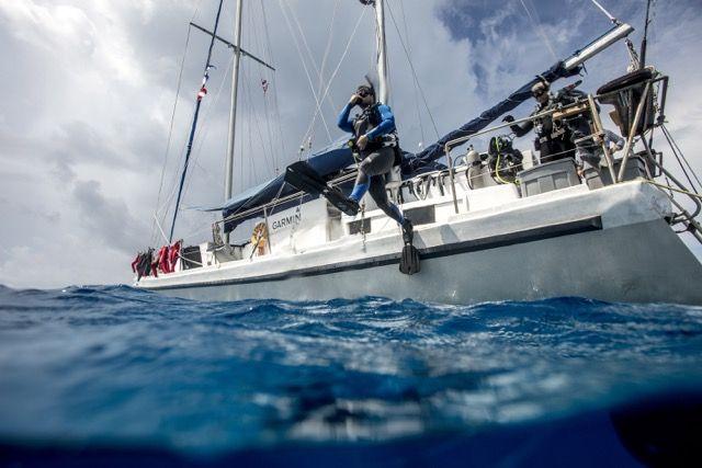 Un plongeur fait le pas de géant depuis bateau - © Padi